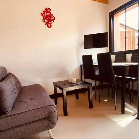 Magnificent House With Terrace In 酒店 居让梅斯特拉